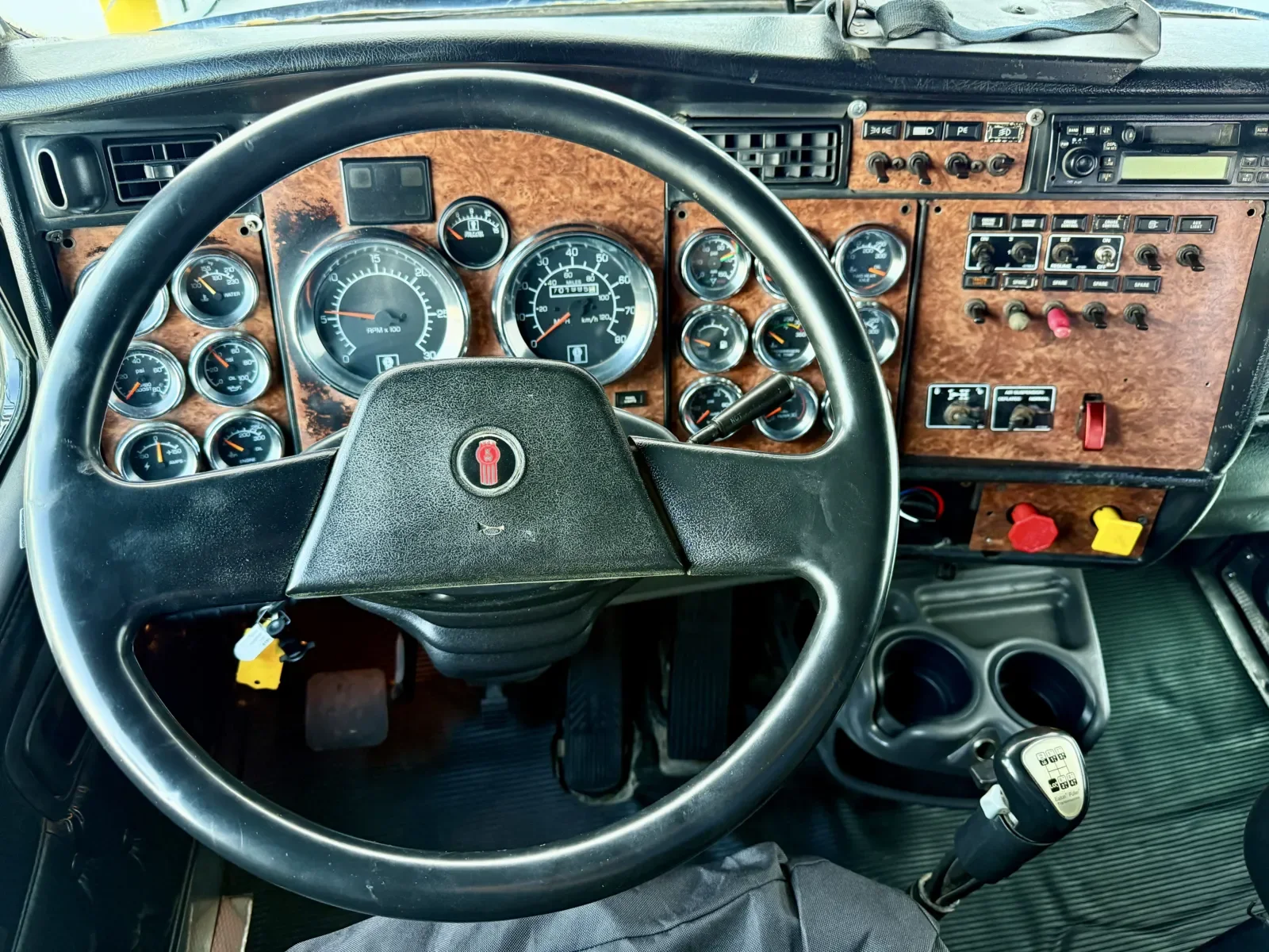2004 Kenworth W900 in New Lenox, IL — photo 16