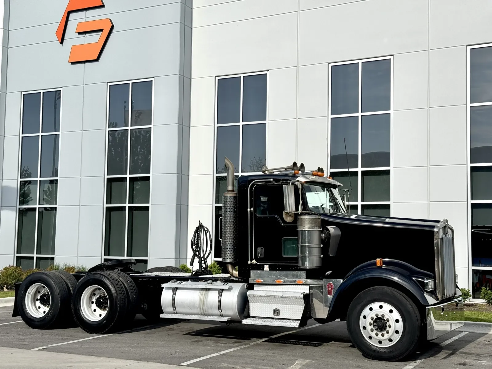 2004 Kenworth W900 in New Lenox, IL — photo 2