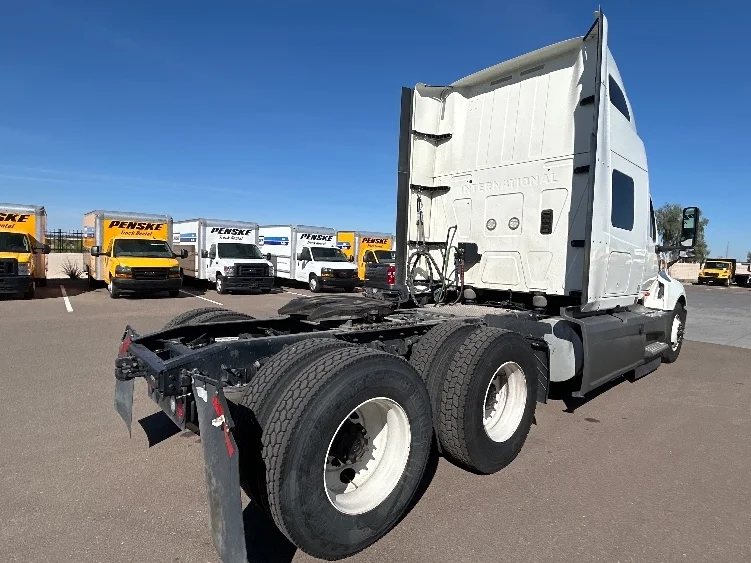 2023 International LT - image 7