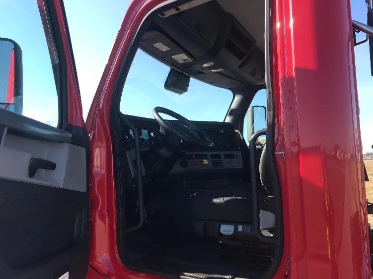 2020 Freightliner Cascadia in Evansville, IN — photo 9