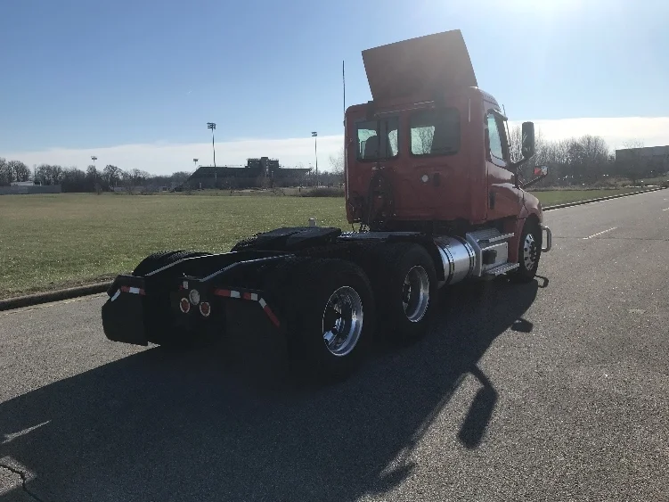 2020 Freightliner Cascadia in Evansville, IN — photo 7