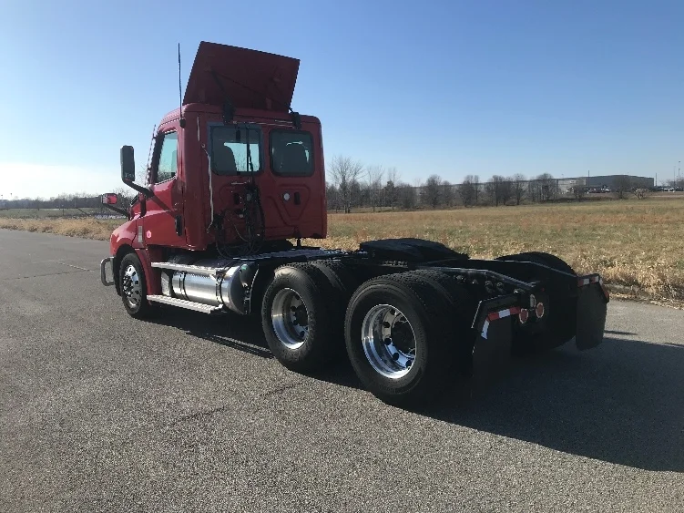 2020 Freightliner Cascadia in Evansville, IN — photo 5