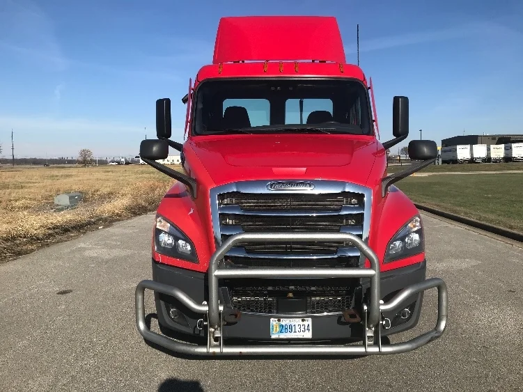2020 Freightliner Cascadia in Evansville, IN — photo 2
