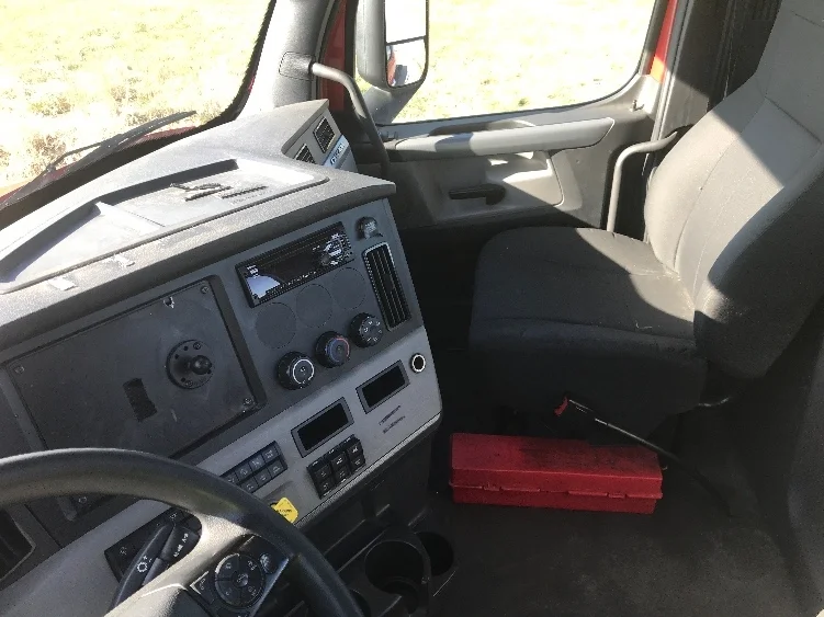 2020 Freightliner Cascadia in Evansville, IN — photo 10