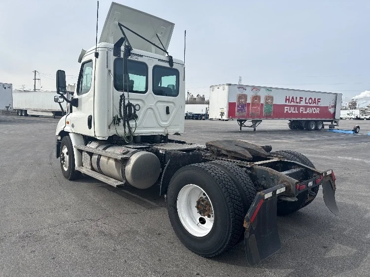 2020 Freightliner Cascadia in La Porte, IN — photo 5