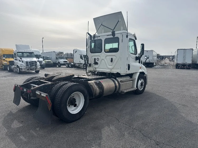 2020 Freightliner Cascadia in La Porte, IN — photo 7