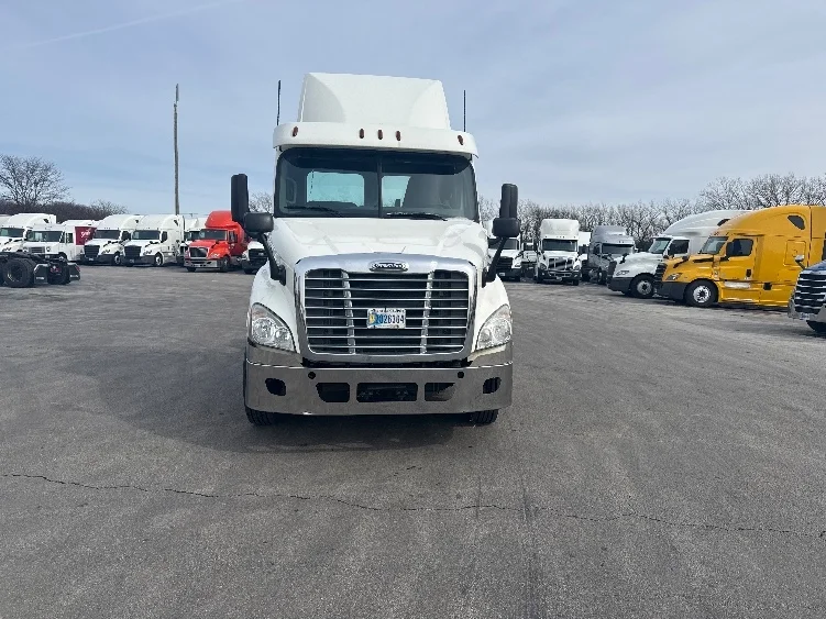 2020 Freightliner Cascadia in La Porte, IN — photo 2