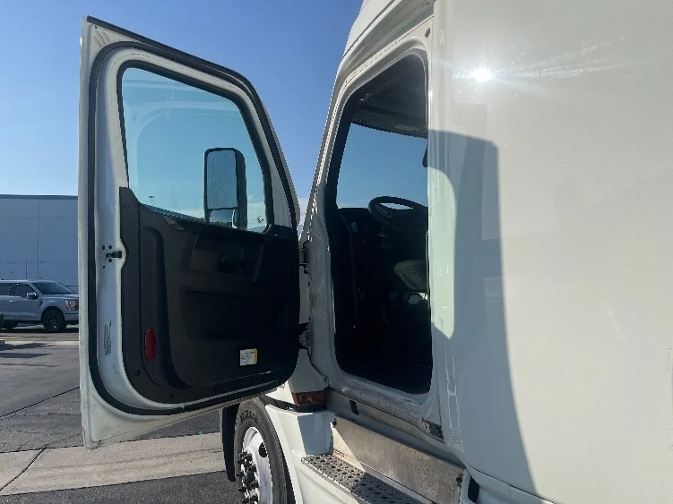 2023 Freightliner Cascadia in Fontana, CA — photo 9