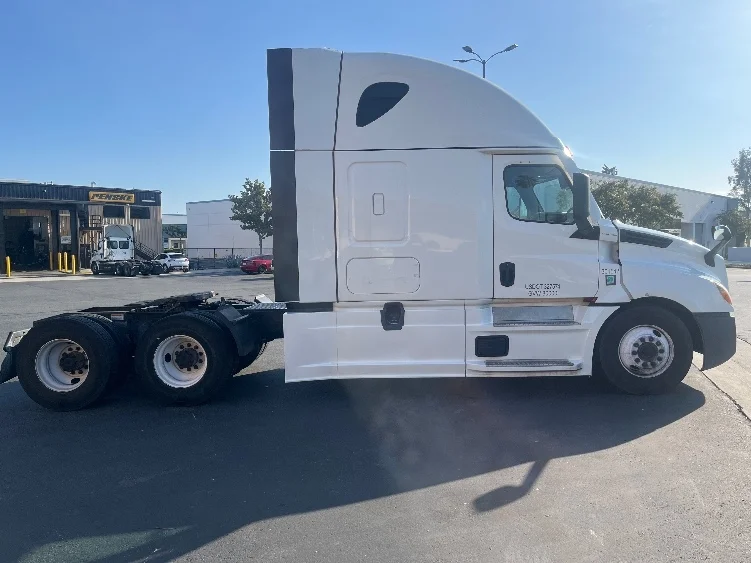 2023 Freightliner Cascadia in Fontana, CA — photo 8