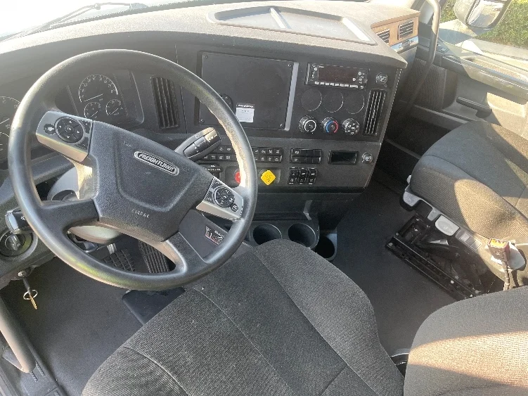 2023 Freightliner Cascadia in Fontana, CA — photo 10