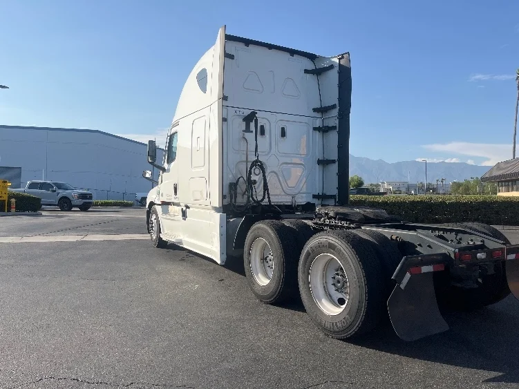 2023 Freightliner Cascadia in Fontana, CA — photo 5