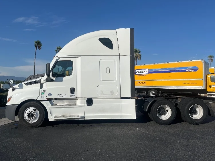 2023 Freightliner Cascadia in Fontana, CA — photo 4