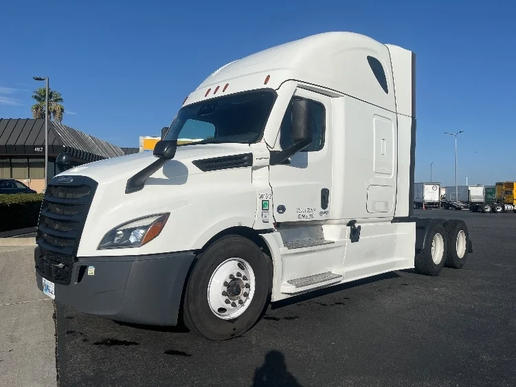 2023 Freightliner Cascadia in Fontana, CA — photo 3