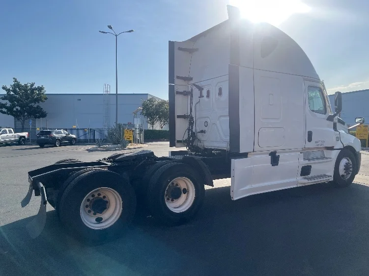 2023 Freightliner Cascadia in Fontana, CA — photo 7