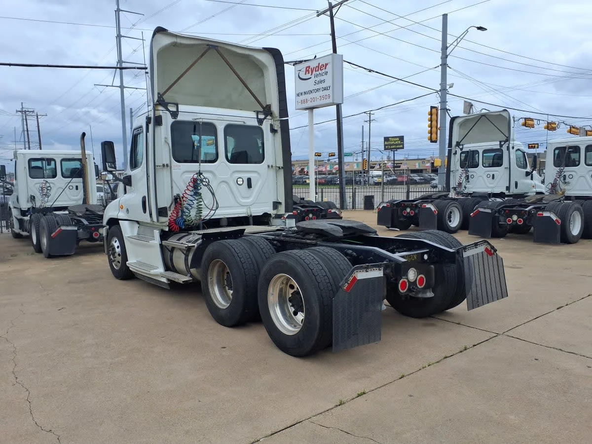 2020 Freightliner Cascadia - image 6
