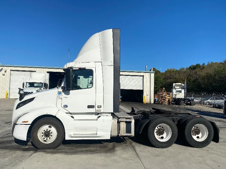 2020 Volvo VNL 300 - image 4