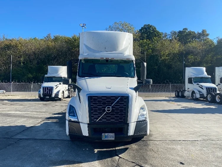 2020 Volvo VNL 300 - image 2