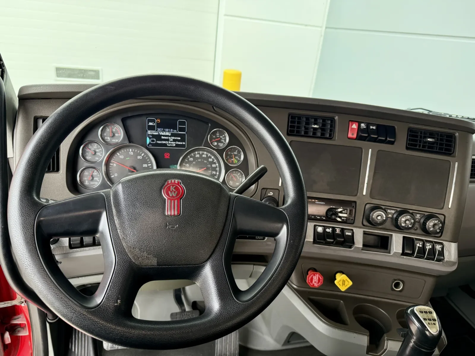 2015 Kenworth T880 - image 16