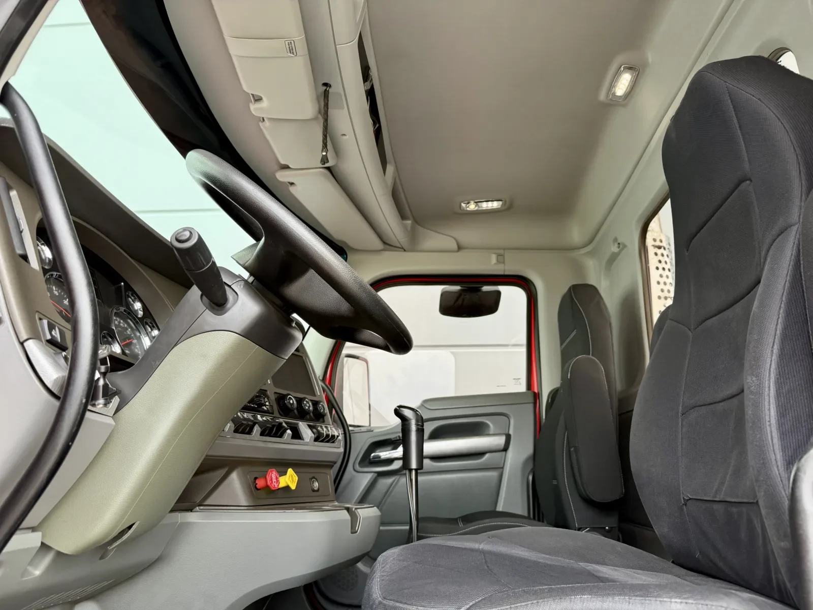 2015 Kenworth T880 - image 14