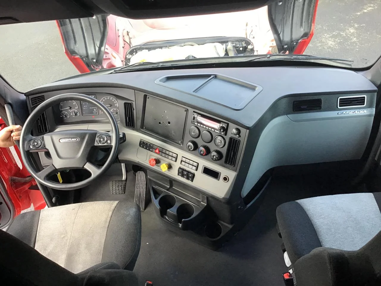 2022 Freightliner Cascadia in Pacific, WA — photo 9
