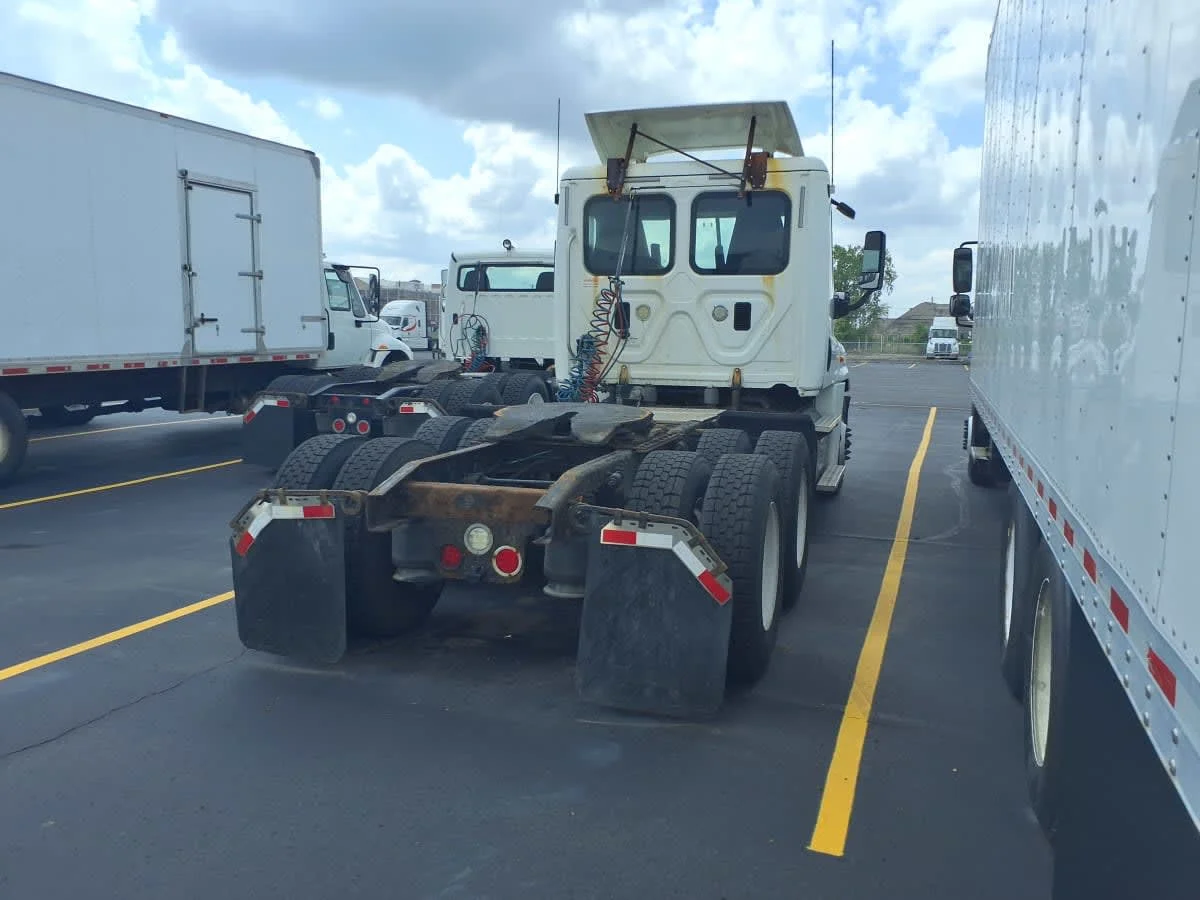 2016 Freightliner Cascadia - image 6