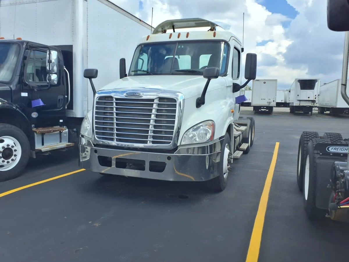 2016 Freightliner Cascadia - image 3