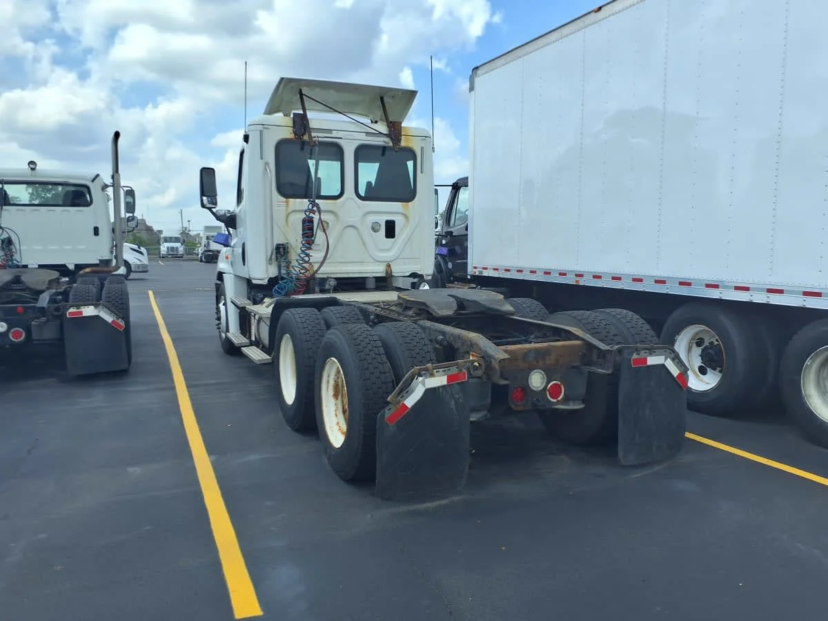2016 Freightliner Cascadia - image 4