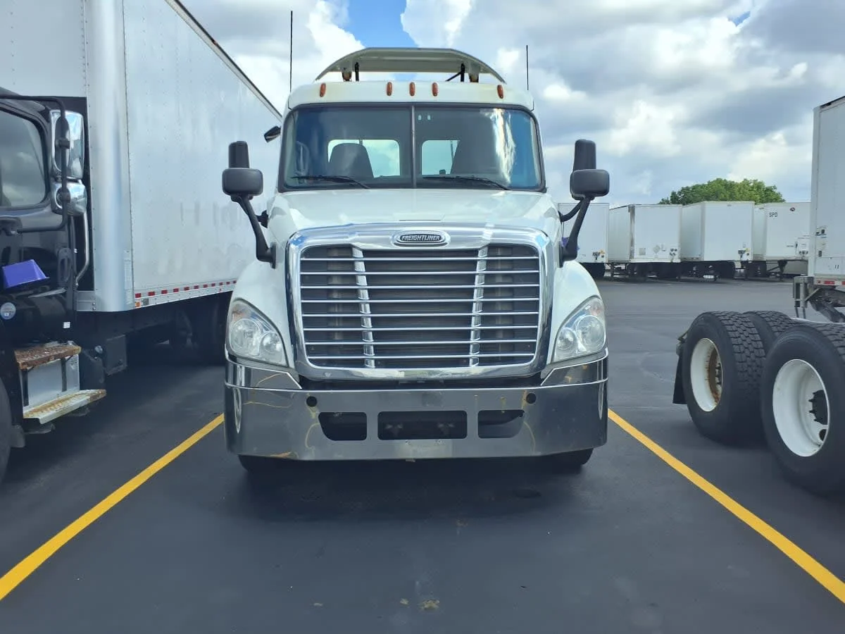 2016 Freightliner Cascadia - image 2