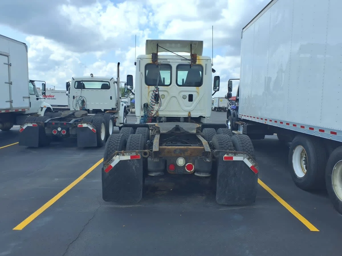2016 Freightliner Cascadia - image 5