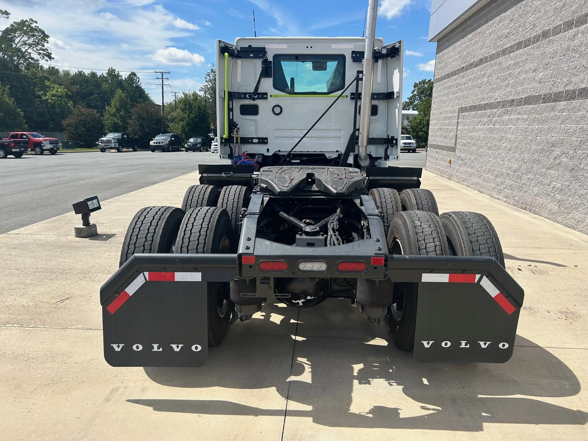 2025 Volvo VNL 300 in Greensboro, NC — photo 4