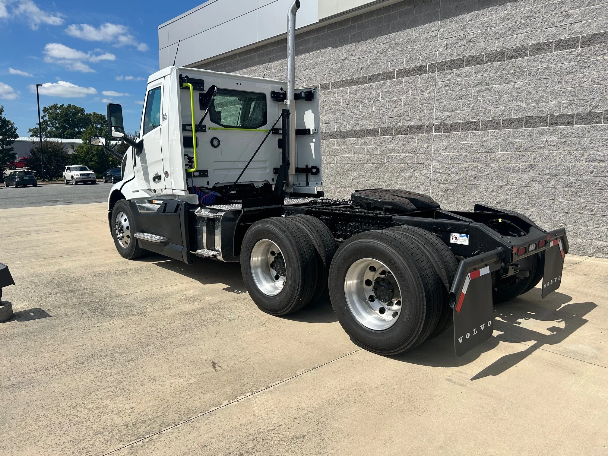 2025 Volvo VNL 300 in Greensboro, NC — photo 5