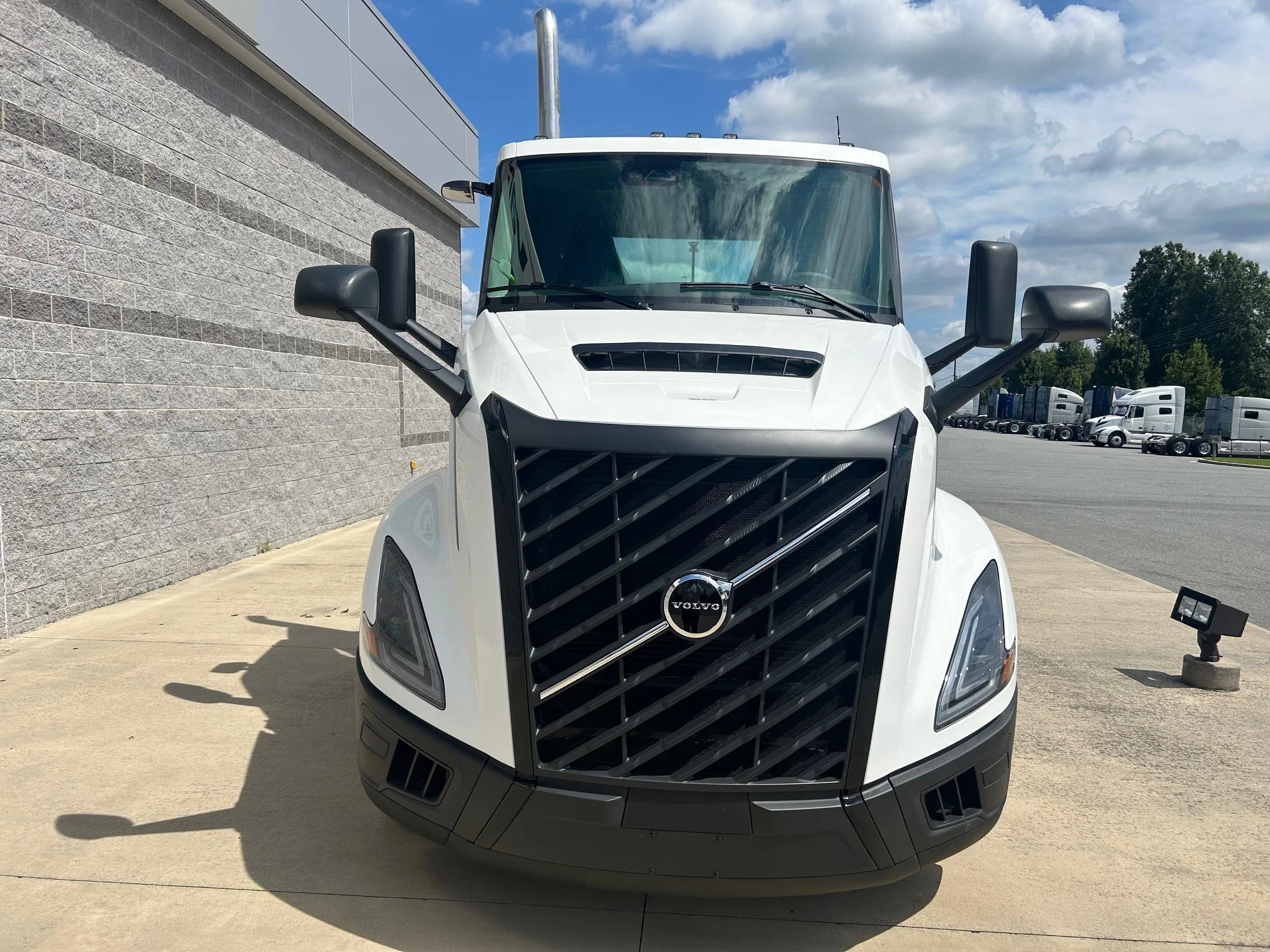 2025 Volvo VNL 300 in Greensboro, NC — photo 2