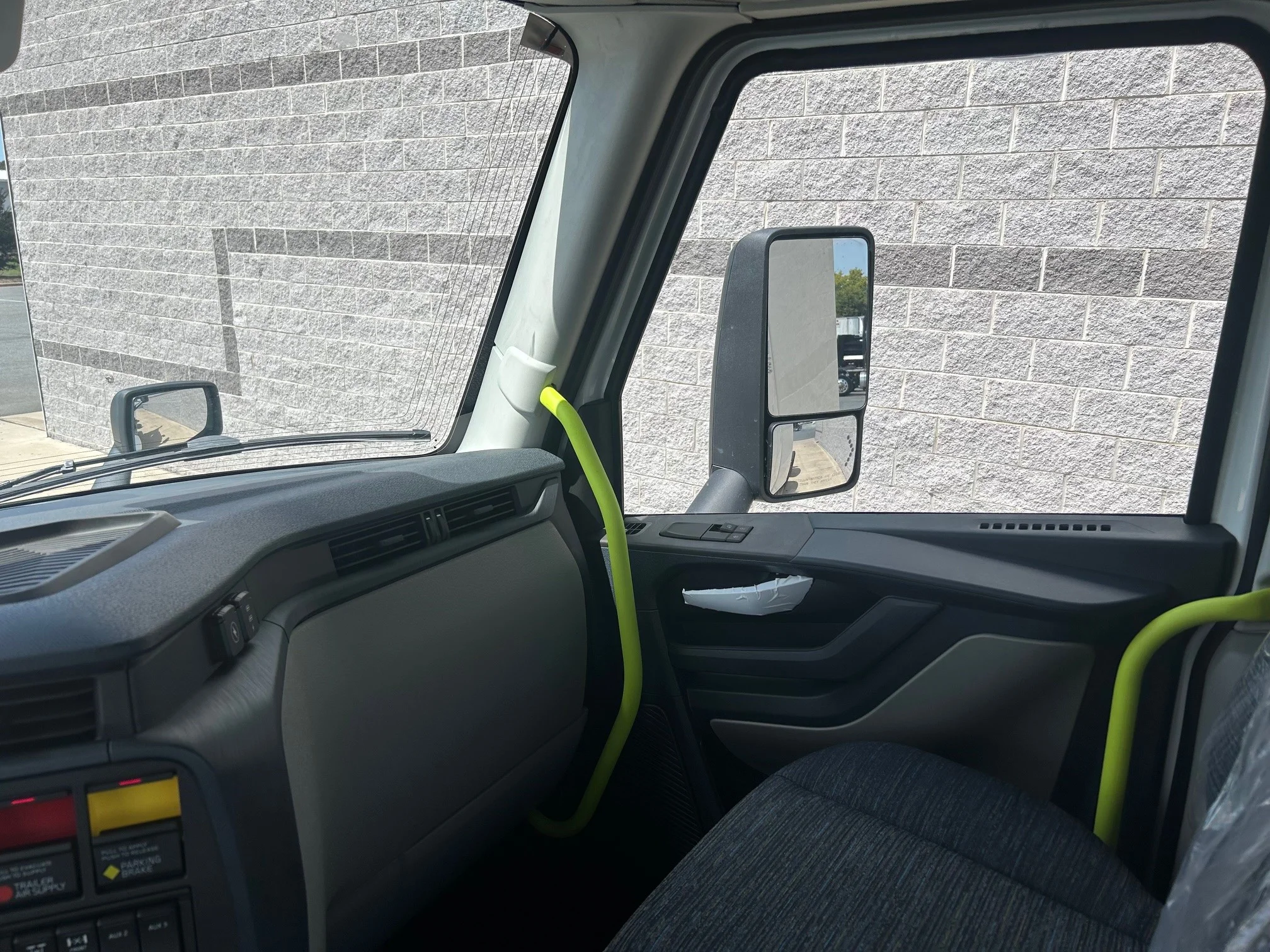 2025 Volvo VNL 300 in Greensboro, NC — photo 9