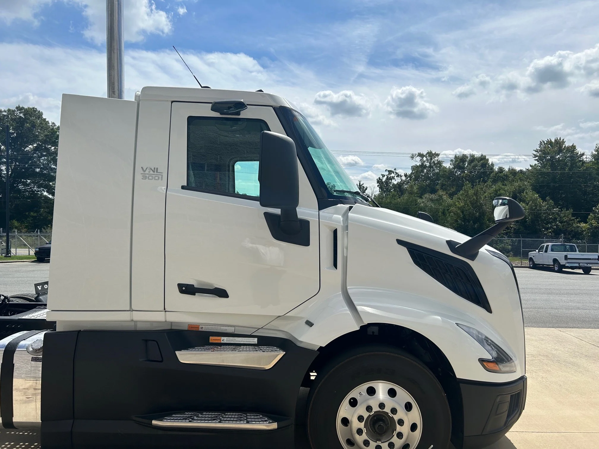 2025 Volvo VNL 300 in Greensboro, NC — photo 3