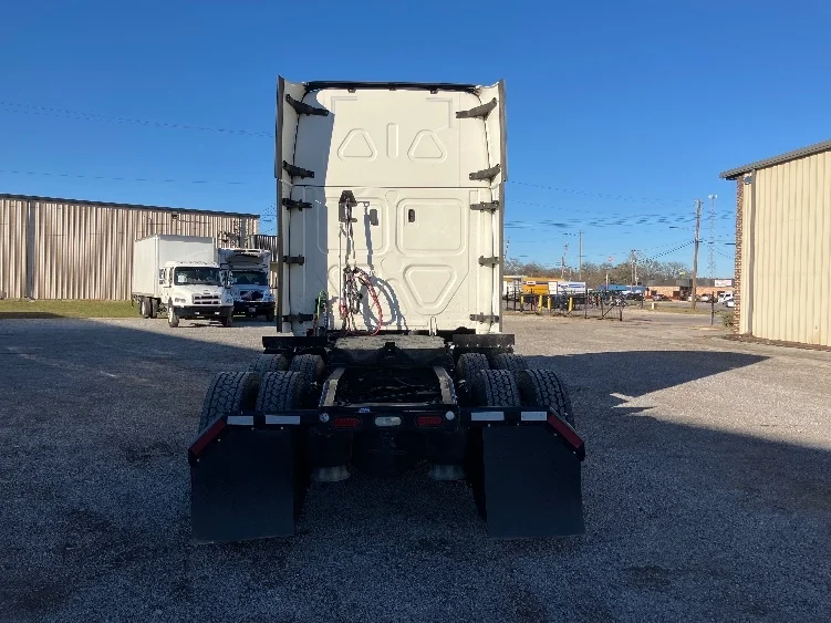 2022 Freightliner Cascadia - image 6