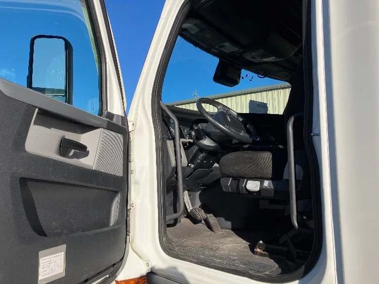 2022 Freightliner Cascadia - image 9