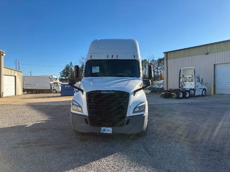 2022 Freightliner Cascadia - image 2
