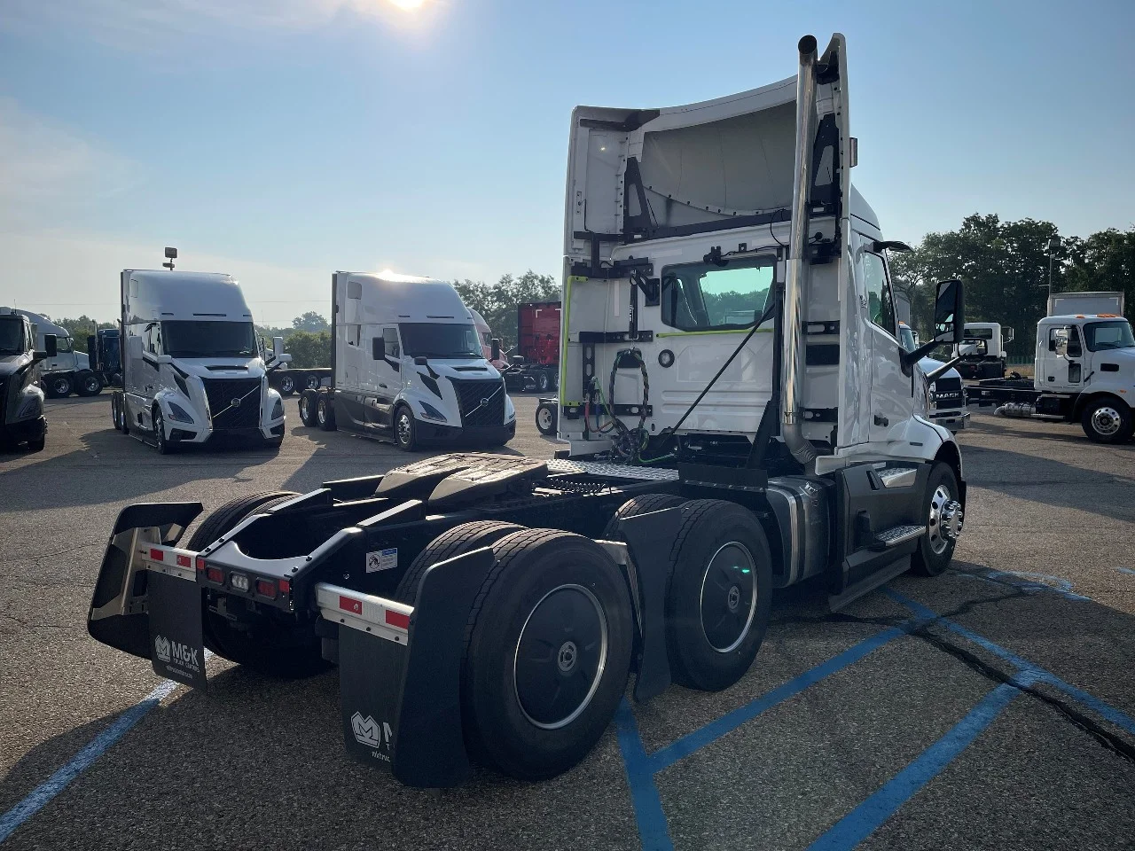2025 Volvo VNL 300 in Byron Center, MI — photo 3
