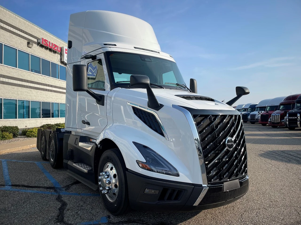 2025 Volvo VNL 300 in Byron Center, MI — photo 2