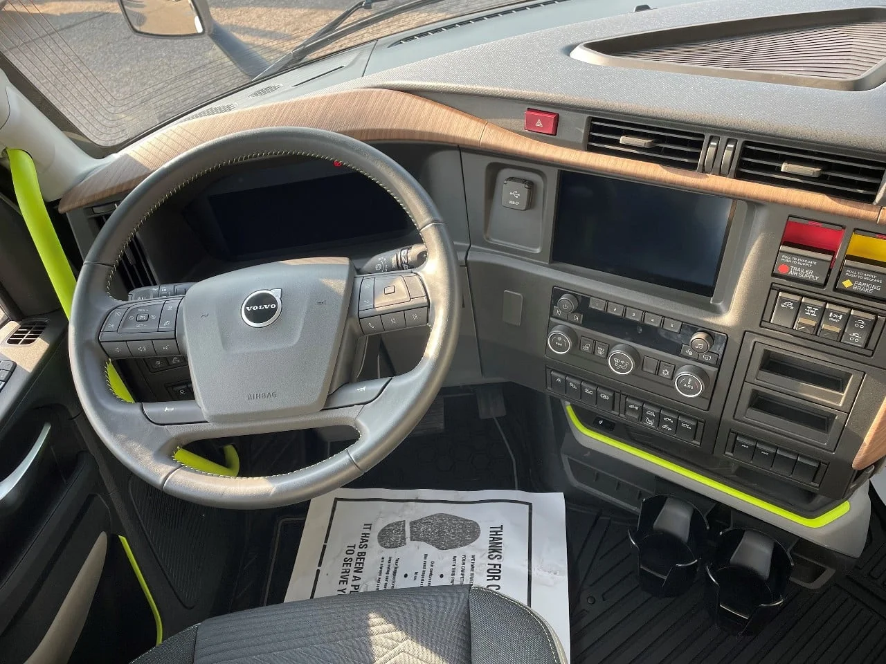 2025 Volvo VNL 300 in Byron Center, MI — photo 6