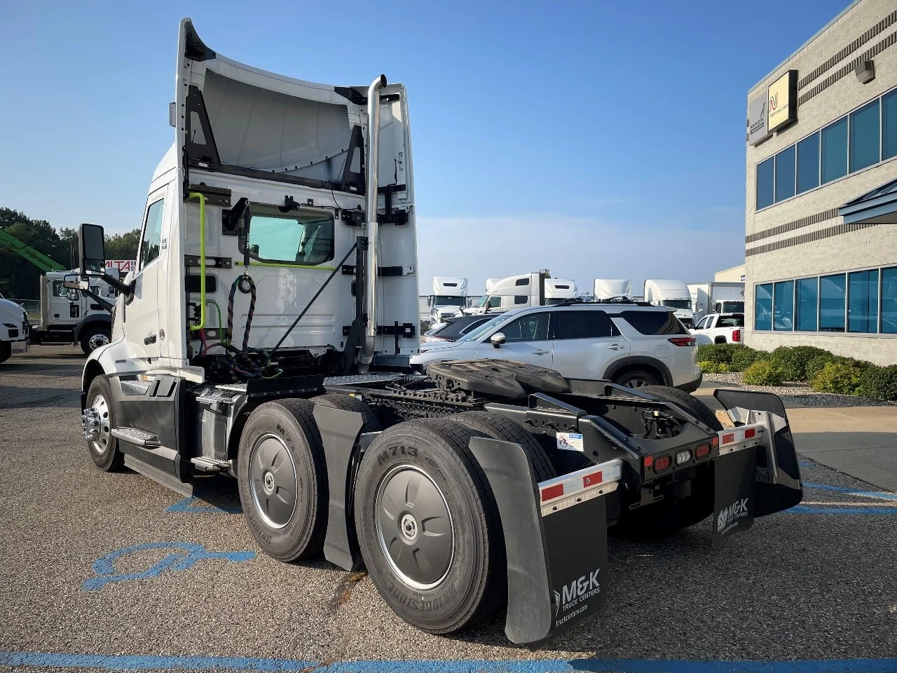 2025 Volvo VNL 300 in Byron Center, MI — photo 4