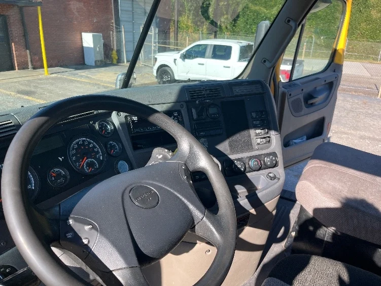 2019 Freightliner Cascadia in Martinsville, VA — photo 10