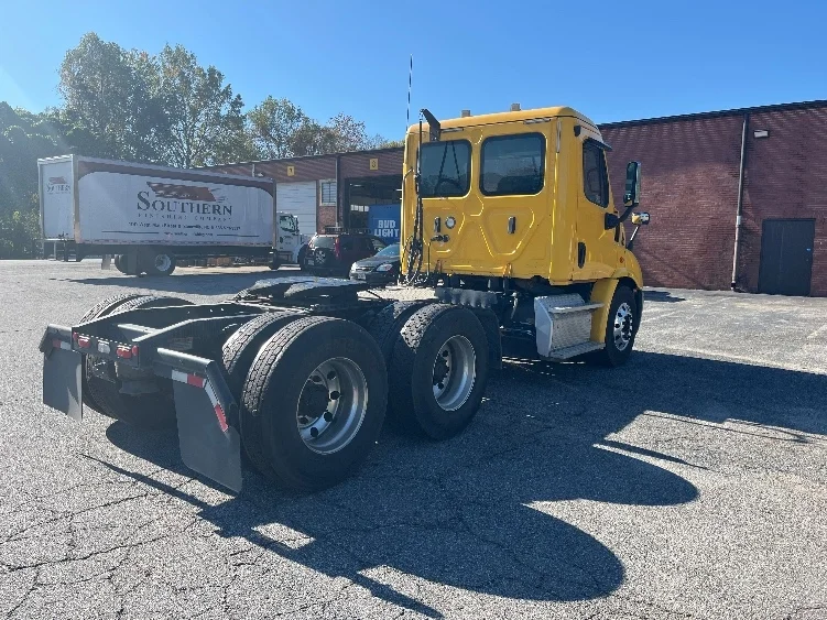 2019 Freightliner Cascadia in Martinsville, VA — photo 7