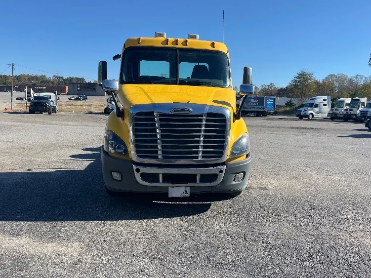 2019 Freightliner Cascadia in Martinsville, VA — photo 2
