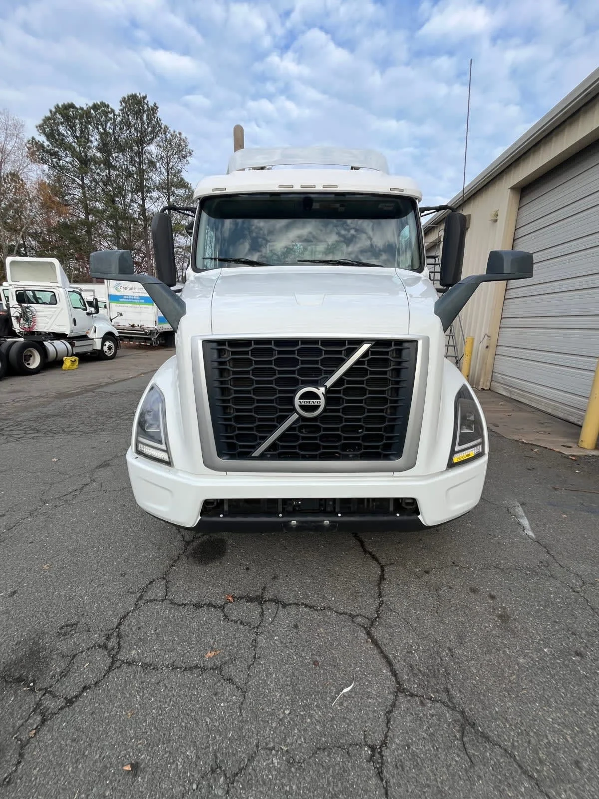 2020 Volvo VNL 860 - image 2