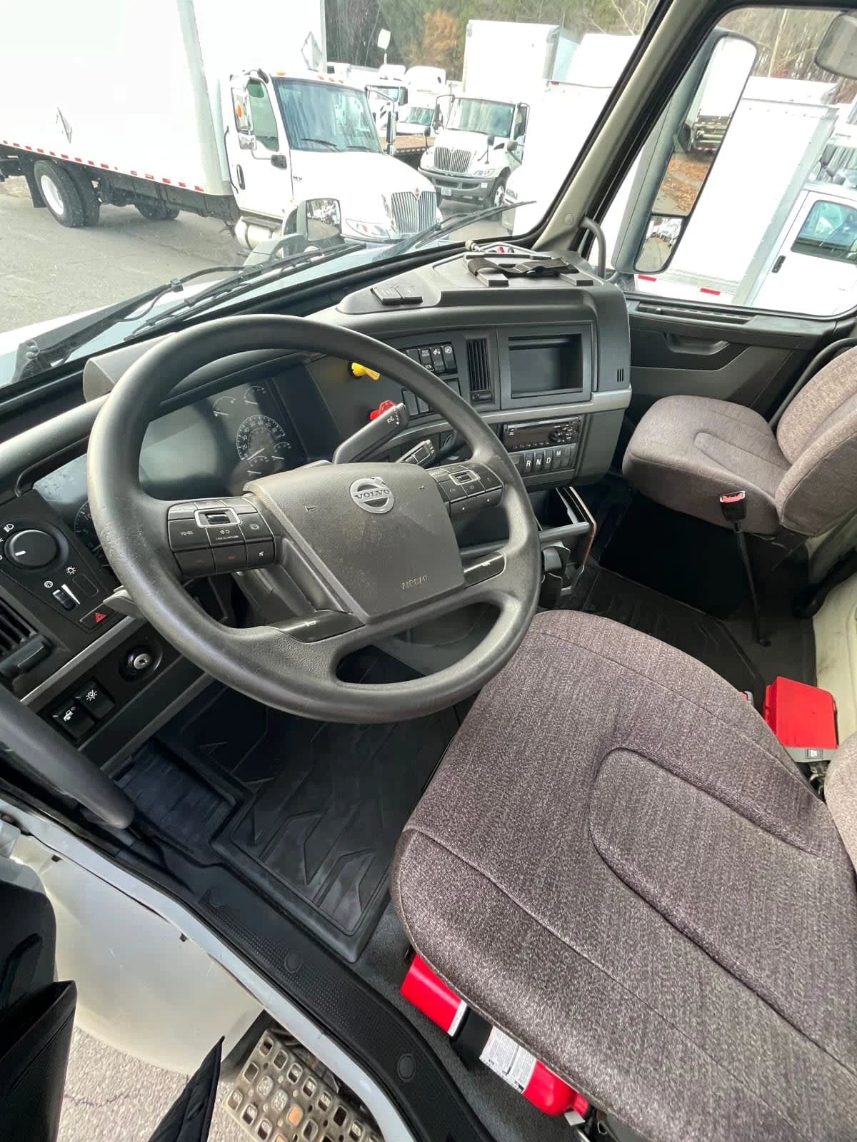 2020 Volvo VNL 860 - image 7