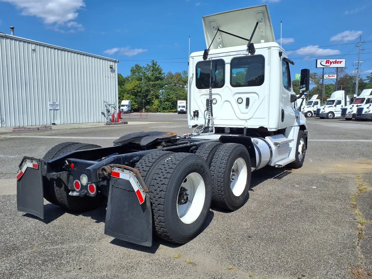 2020 Freightliner Cascadia in Knoxville, TN — photo 4