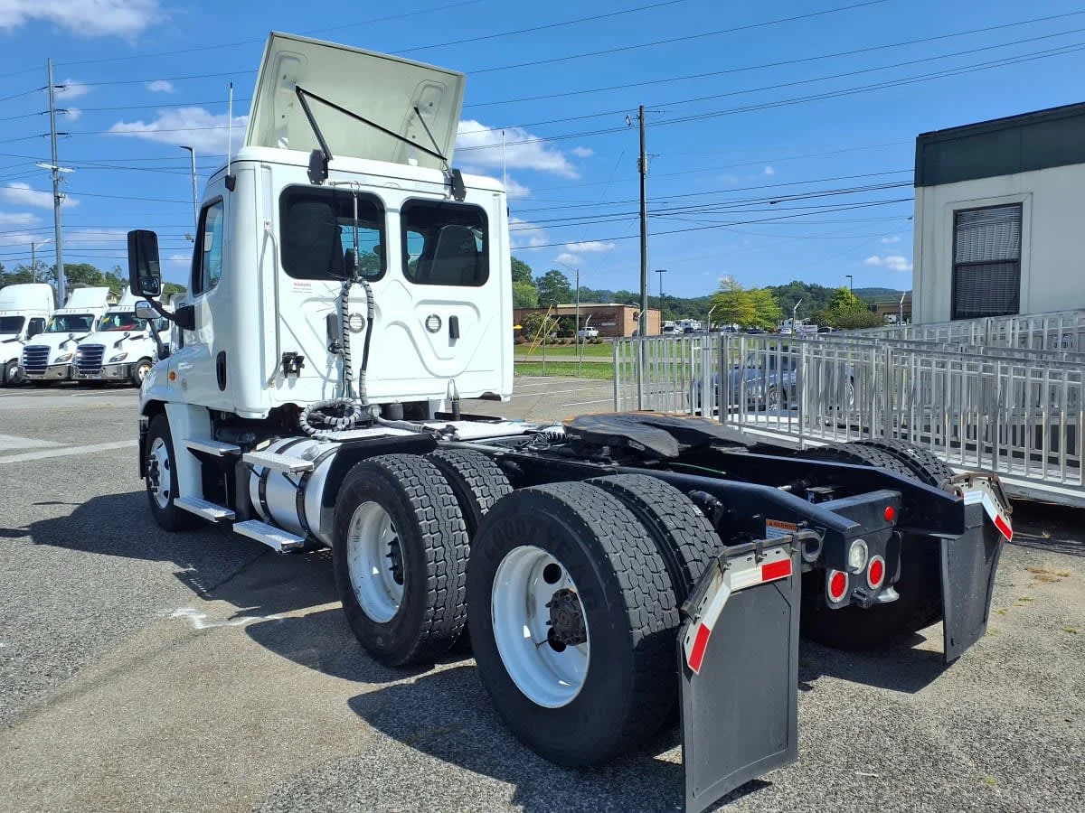 2020 Freightliner Cascadia in Knoxville, TN — photo 6