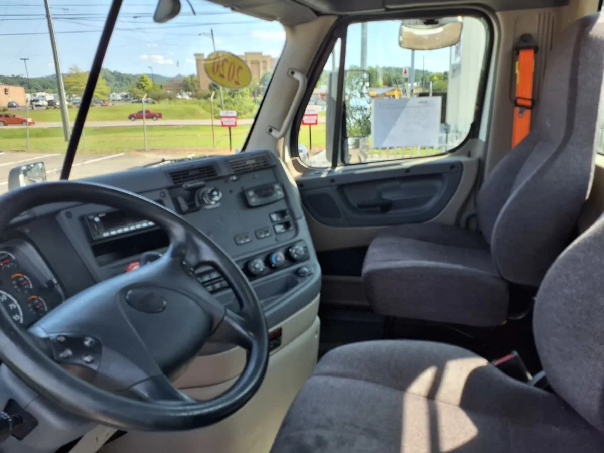 2020 Freightliner Cascadia in Knoxville, TN — photo 7