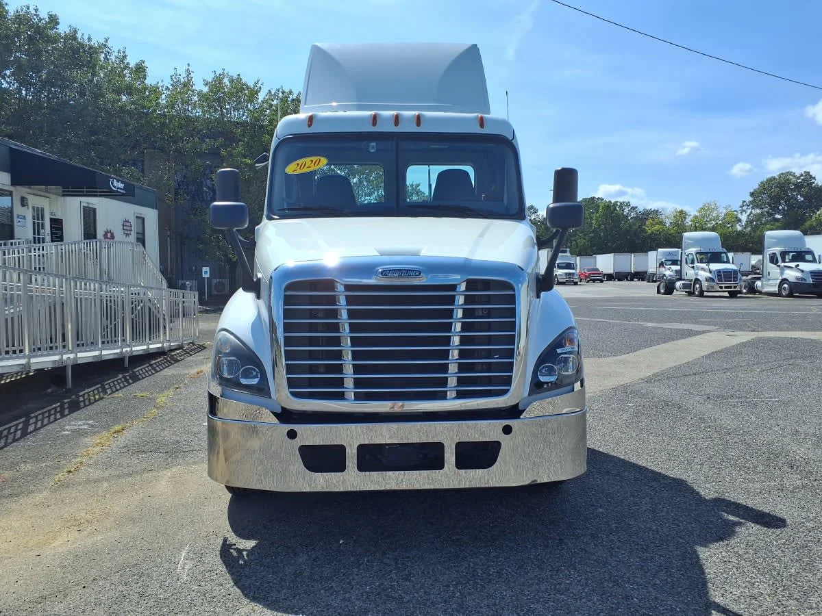 2020 Freightliner Cascadia in Knoxville, TN — photo 2